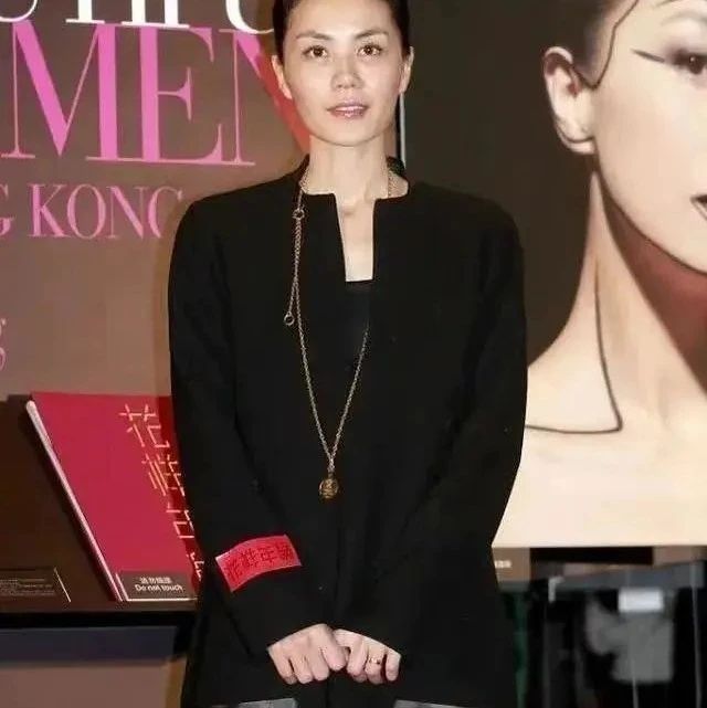 王菲也要服老呀，年纪大了还那么瘦泪沟好明显，气色苍白没血色！