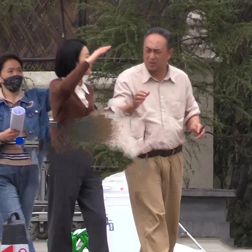 路人拍到张嘉译，头发秃顶还有这么多白发，52岁都驼背成这样了！
