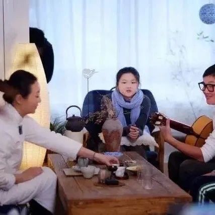 孙楠一家四口合影，53岁妻子穿旗袍布鞋，身上自带古典温婉气质！