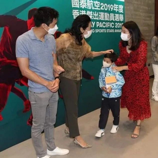 郭晶晶穿红裙现身画展，跟婆婆朱玲玲站一起，连她都成了老妈子！