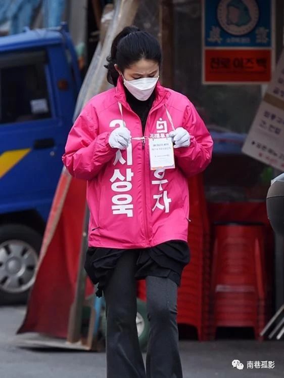 沈银河工作服装扮现身,皮肤白皙引人注目,曾是韩国玉女掌门人