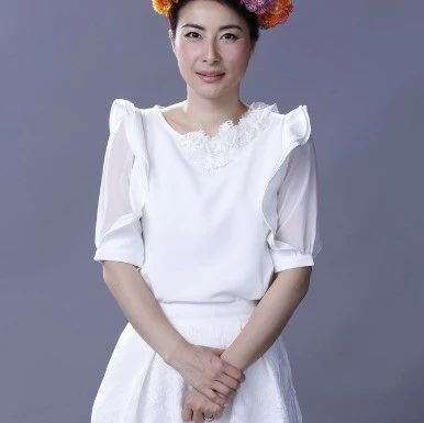 郭晶晶扮夸张头饰，亲民代言公益广告，一点豪门媳妇架子都没有