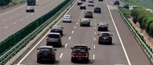 为啥有人在超车道上还打左转向灯？新手知道原因后：不愧是老司机