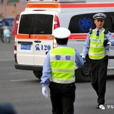 遇到强行加塞怎么办？交警：撞它太不值，只需1招让他自讨苦吃