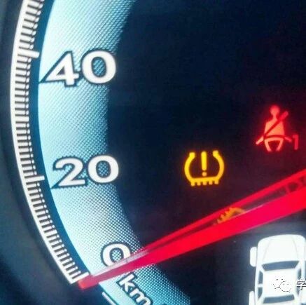 仪表盘上3个“救命灯”！只要亮了就停车，多开一米危险就近一步