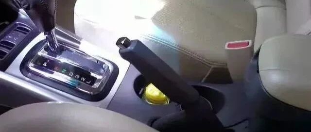 新手几乎都做过：忘记放开手刹就开车，能开多远？会对汽车造成什么影响?