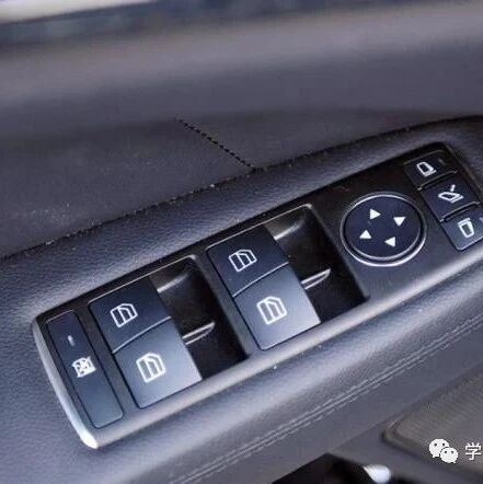 摸了8年方向盘，才知道车内有一键“除异味”按钮，低头就能看见