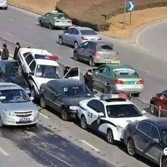 跑高速突遇前车急刹怎么办？交警：记住这2点，关键时刻能保命！