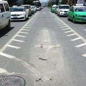 开车遇到“锯齿车道”怎么办？交警：不认识就别开车了！分不够扣