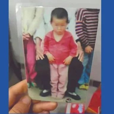 急！急！急！4岁男孩家门口被人抱走！警方悬赏征集线索