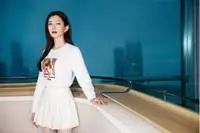 江疏影太会穿,一件白色长袖卫衣搭百褶裙,怎么看怎么美!