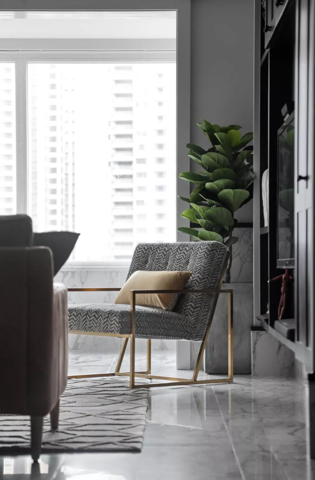 122㎡现代黑白配，整体空间在优雅精致的与简约大气的硬装基础，空间内时尚华丽的黑白配质感，也使得空间充满轻松而又稳重的档次氛围感