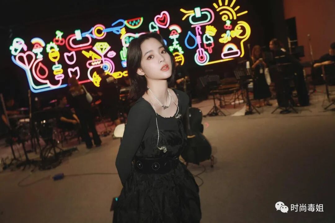 欧阳娜娜长大了！一身黑造型大秀蚂蚁腰，身材曲线迷人