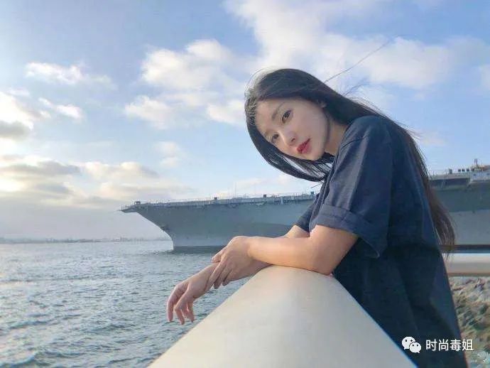 柳岩终于不再露肉了，穿T恤玩下衣消失秀腿，网友：清纯到认不出