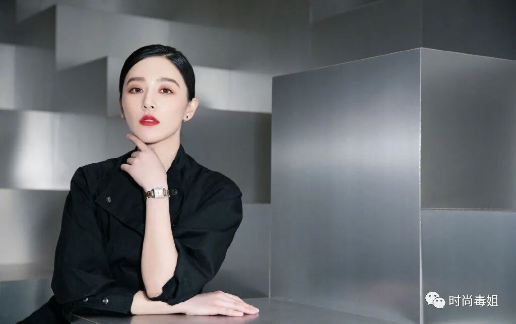 阚清子穿黑色短裙秀长腿，却被高跟鞋抢镜，网友：这是人字拖？