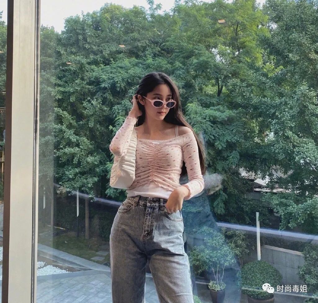 20岁欧阳娜娜美得刚刚好，穿紧身衣配牛仔裤，腰细得让人羡慕