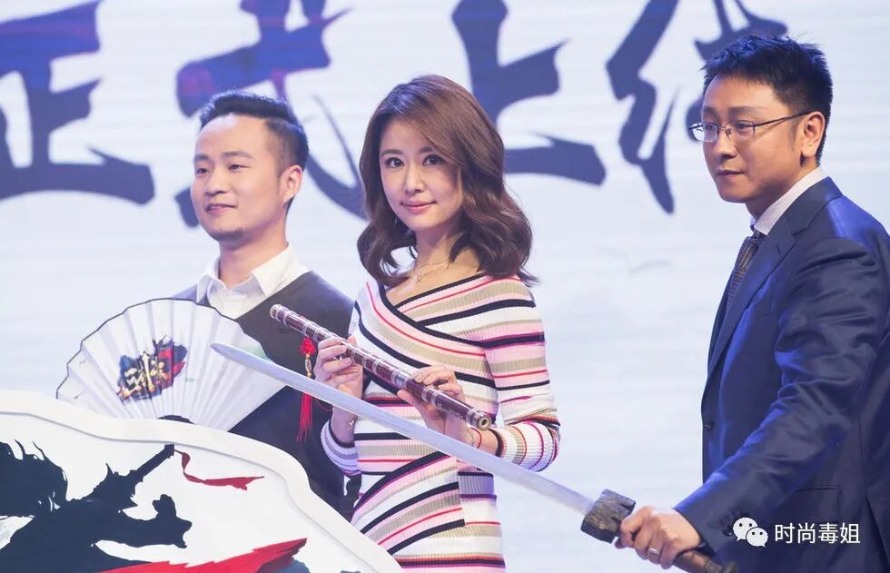 42岁林心如风采不减当年，条纹裙嫩回18岁，网友：身材太好了