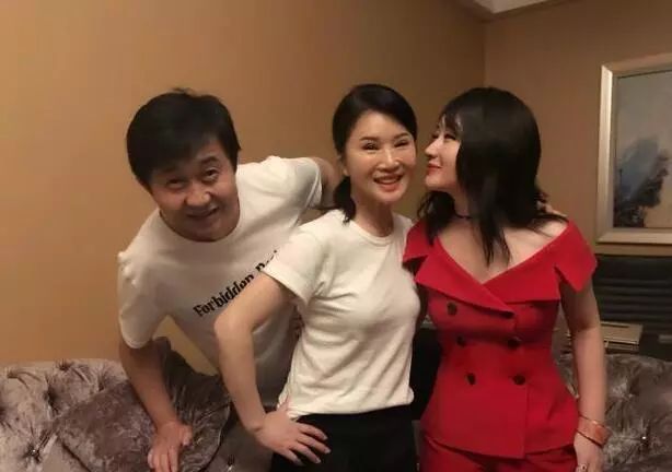 杨钰莹晒与任静付笛声夫妇罕见合照,47岁的颜值让人服气!