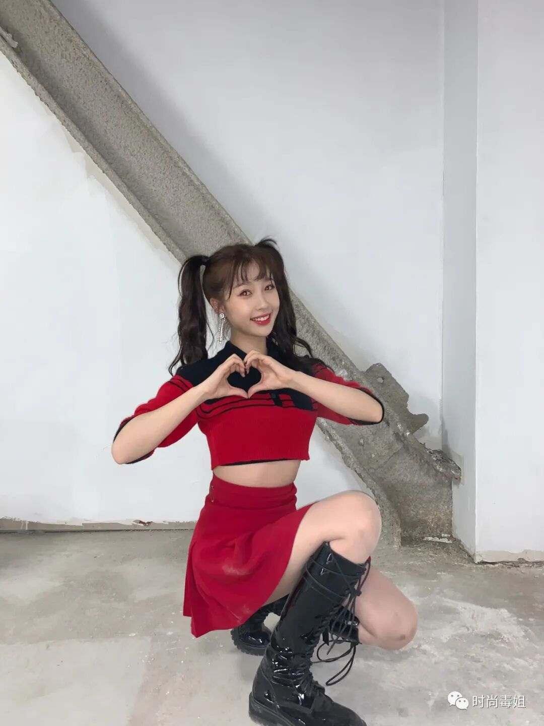 “小作精”虞书欣初舞台造型，露脐装搭配百褶裙，性感又不失可爱