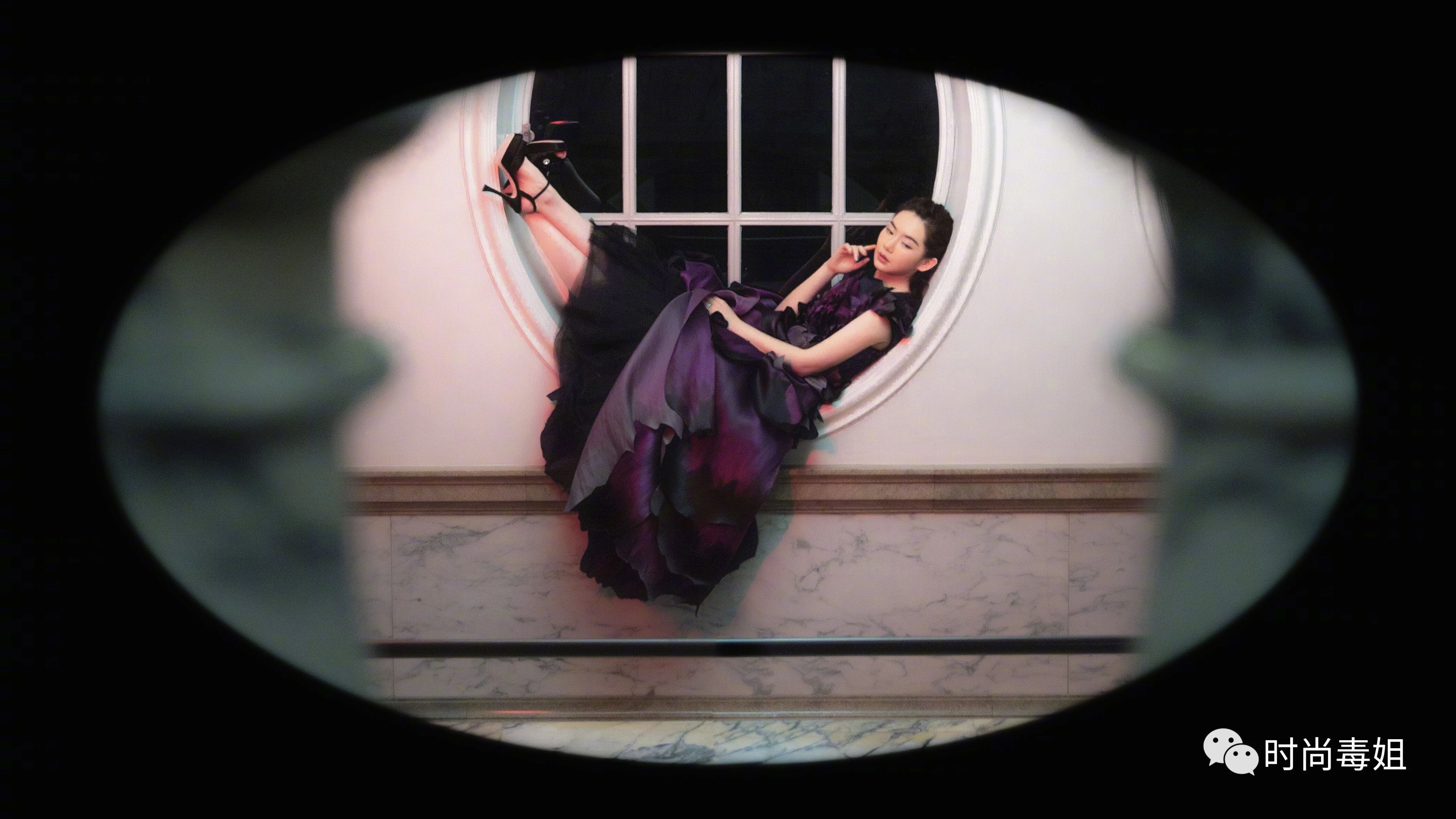 戚薇厉害了，紫色花瓣裙明艳动人，一般人穿不出这美感