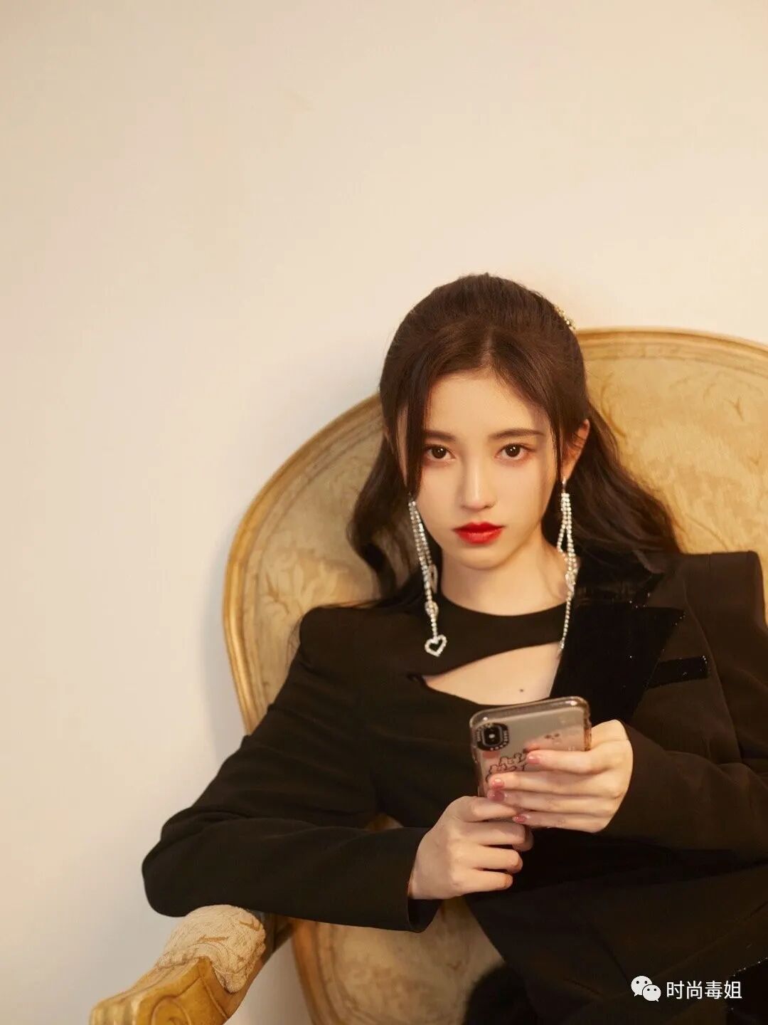 鞠婧祎，同样是黑色镂空裙，换个色号居然大不一样