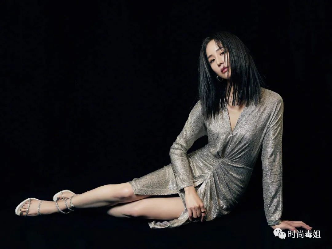 37岁的张钧甯又美了,穿深V连衣裙,藏不住的好身材