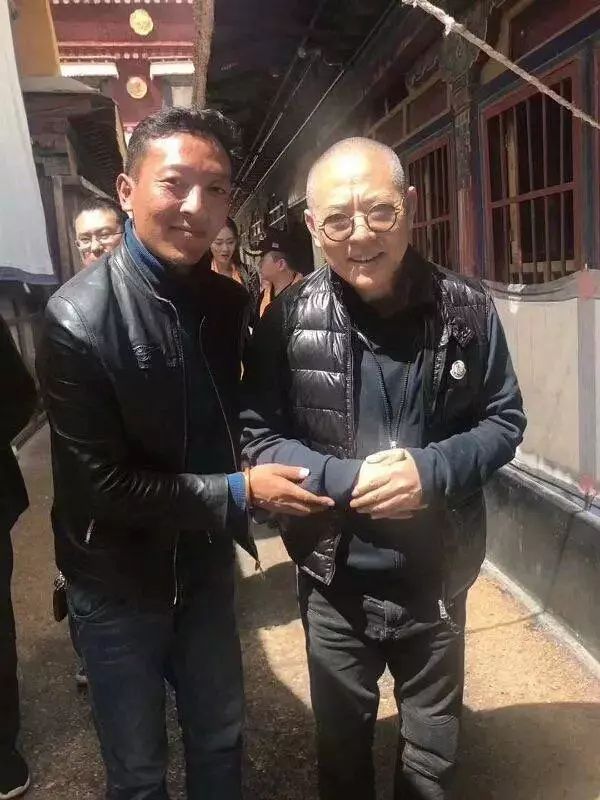 看56岁李连杰,65岁吴孟达,再看72岁黄百鸣,网友:人比人气死人