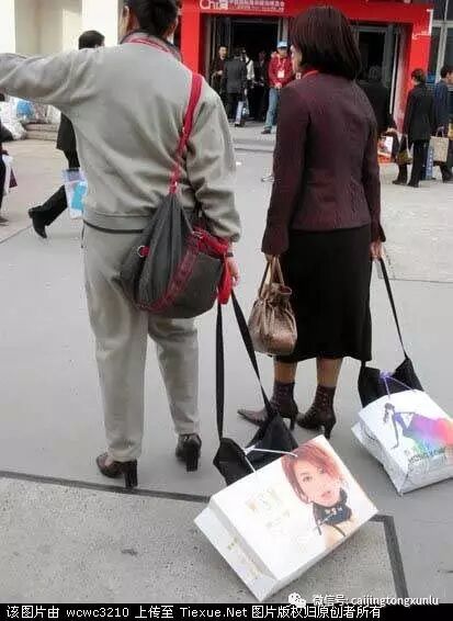 标题党想必大家都不陌生，那种让人恨得牙痒痒却又忍不住点点点的感觉，太深刻！非得给个正儿八经点的解释，就是：其主要行为简而言之即发帖的标题严重夸张，帖子内容通常与标题完全无关或联系不大。