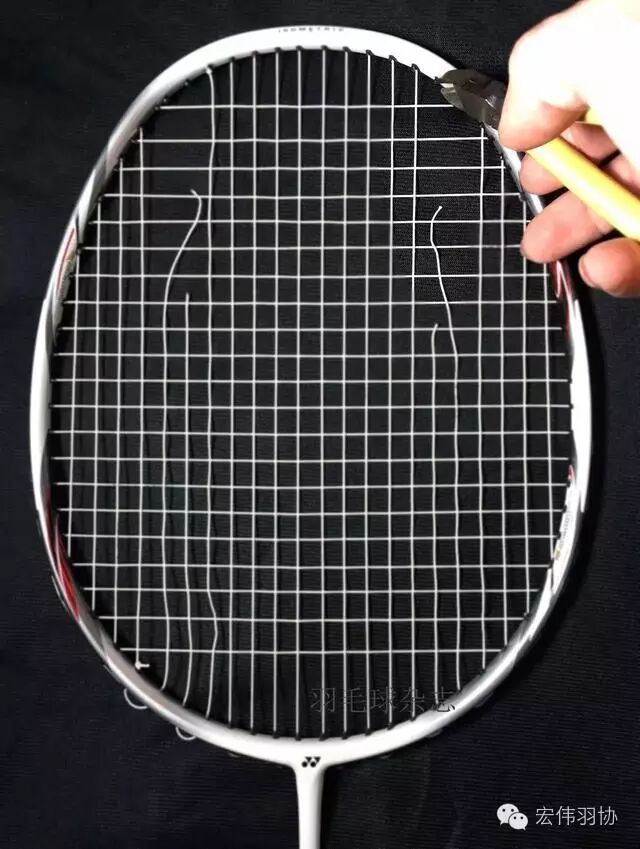 穿好线的球拍与突然剪断11点钟竖线后的轮廓,明显球拍向11点钟位置