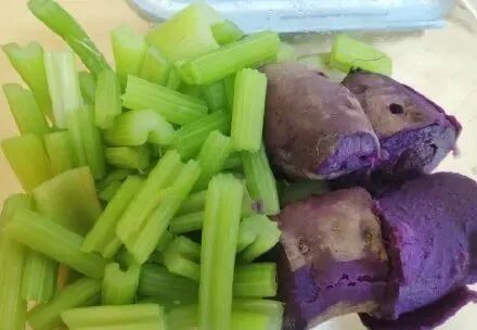 建议老年人：如果不差钱尽量多吃这几样食物，腿脚有劲，营养健康！