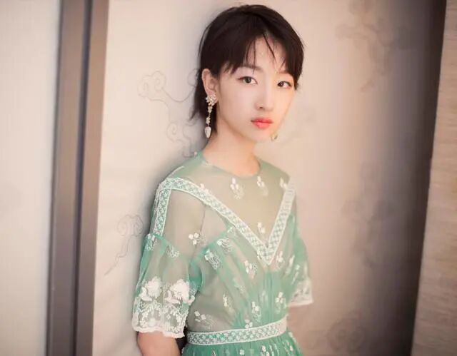 青年演员周冬雨：父亲早逝母亲改嫁，给生病的爷爷在北京买房