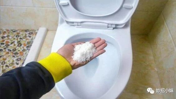 卫生间撒把食盐，好处多到你想不到，赶紧看看告诉家人。