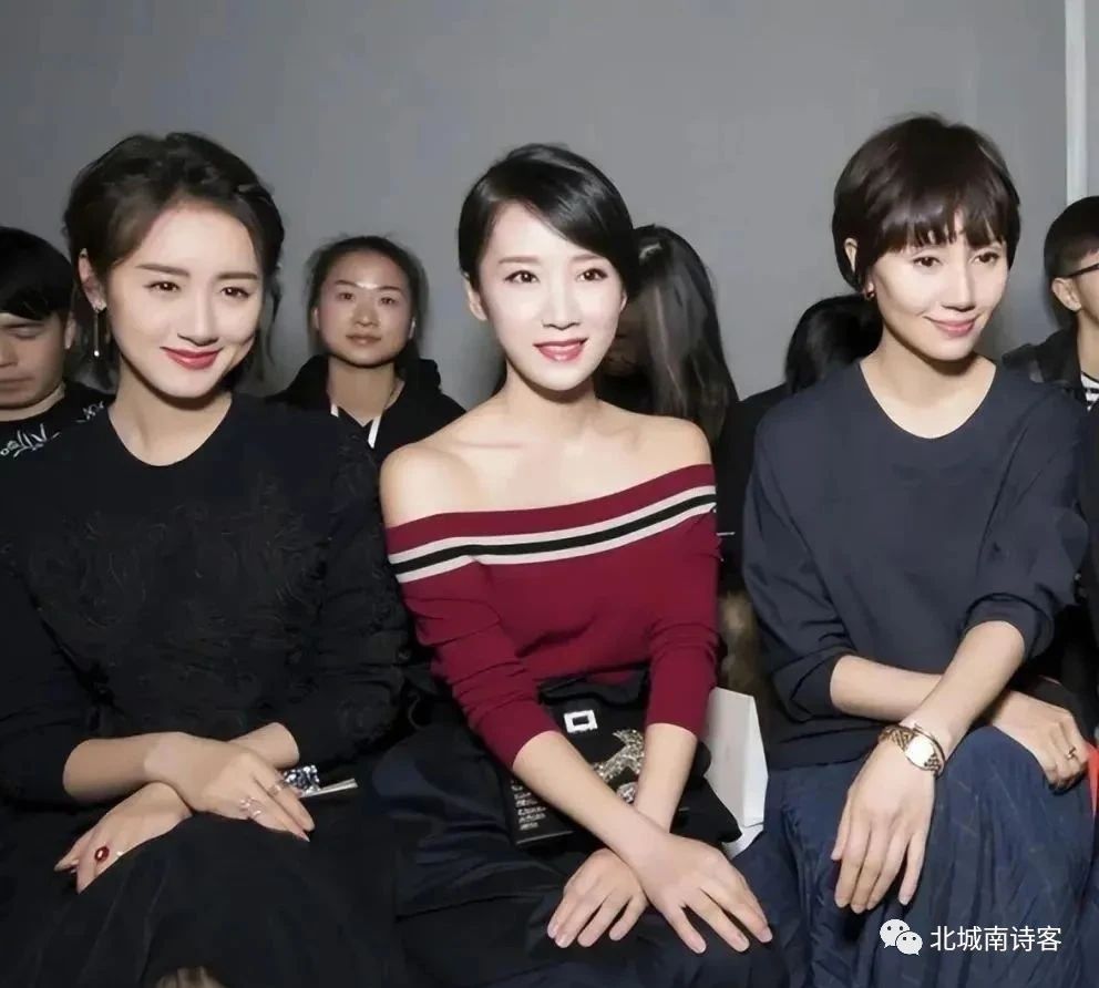袁泉和李念同框了,大女人和小家碧玉真是不能比,李念穿一字领也难掩小家子气
