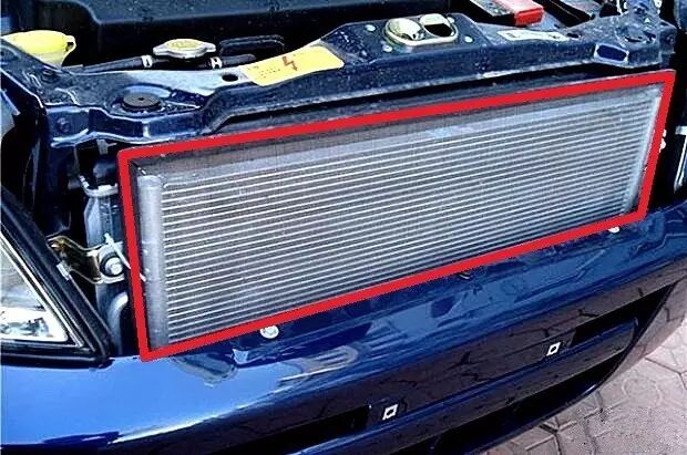 图中框出的就是水箱防护网