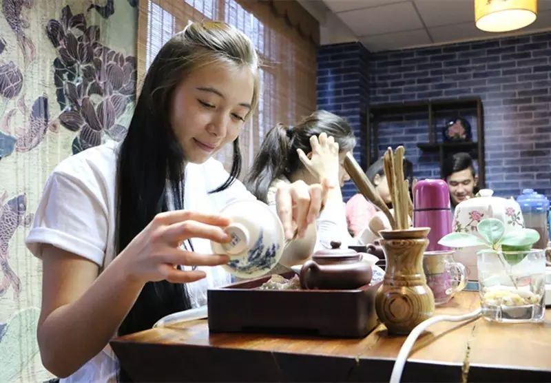 中亚留学生体验茶文化：喜欢不是很苦的茶