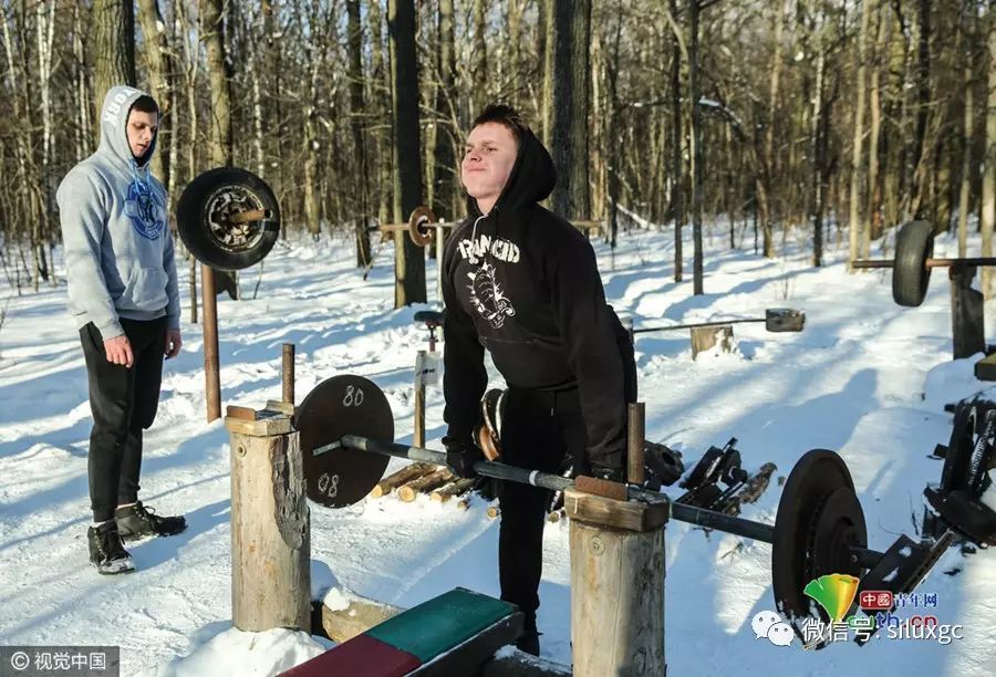 自制健身设施 战斗民族冰天雪地赤膊健身