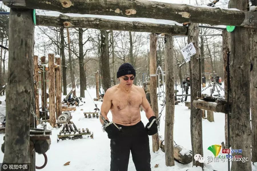 自制健身设施 战斗民族冰天雪地赤膊健身