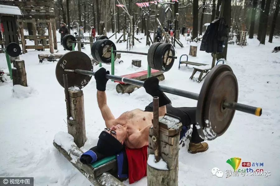 自制健身设施 战斗民族冰天雪地赤膊健身