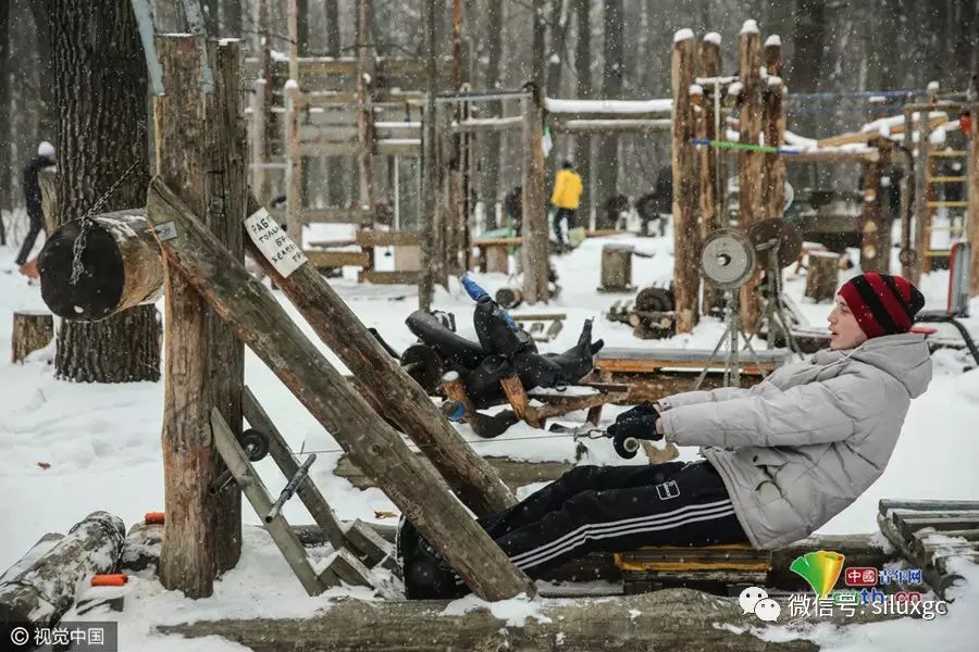 自制健身设施 战斗民族冰天雪地赤膊健身