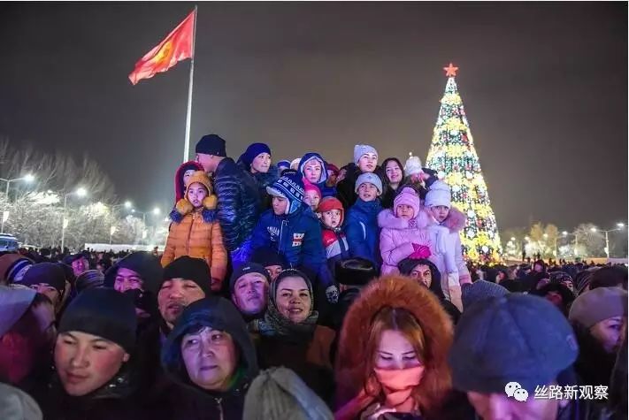 通向2017年倒计时开始！ 比什凯克张灯结彩 进入“新年时间