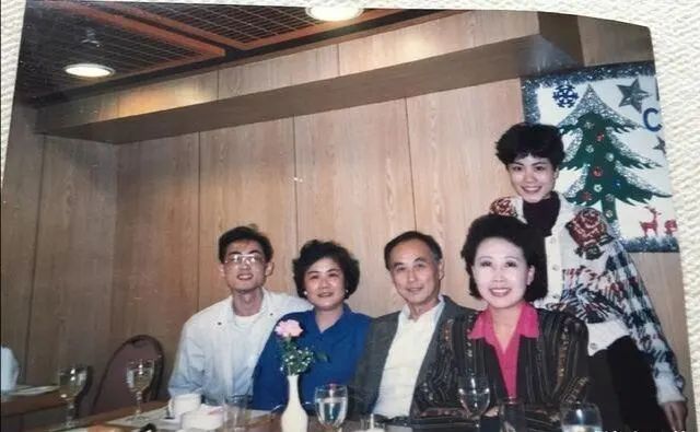 王菲同父母合影罕见曝光，爸爸儒雅妈妈高贵，1家4口开心吃西餐