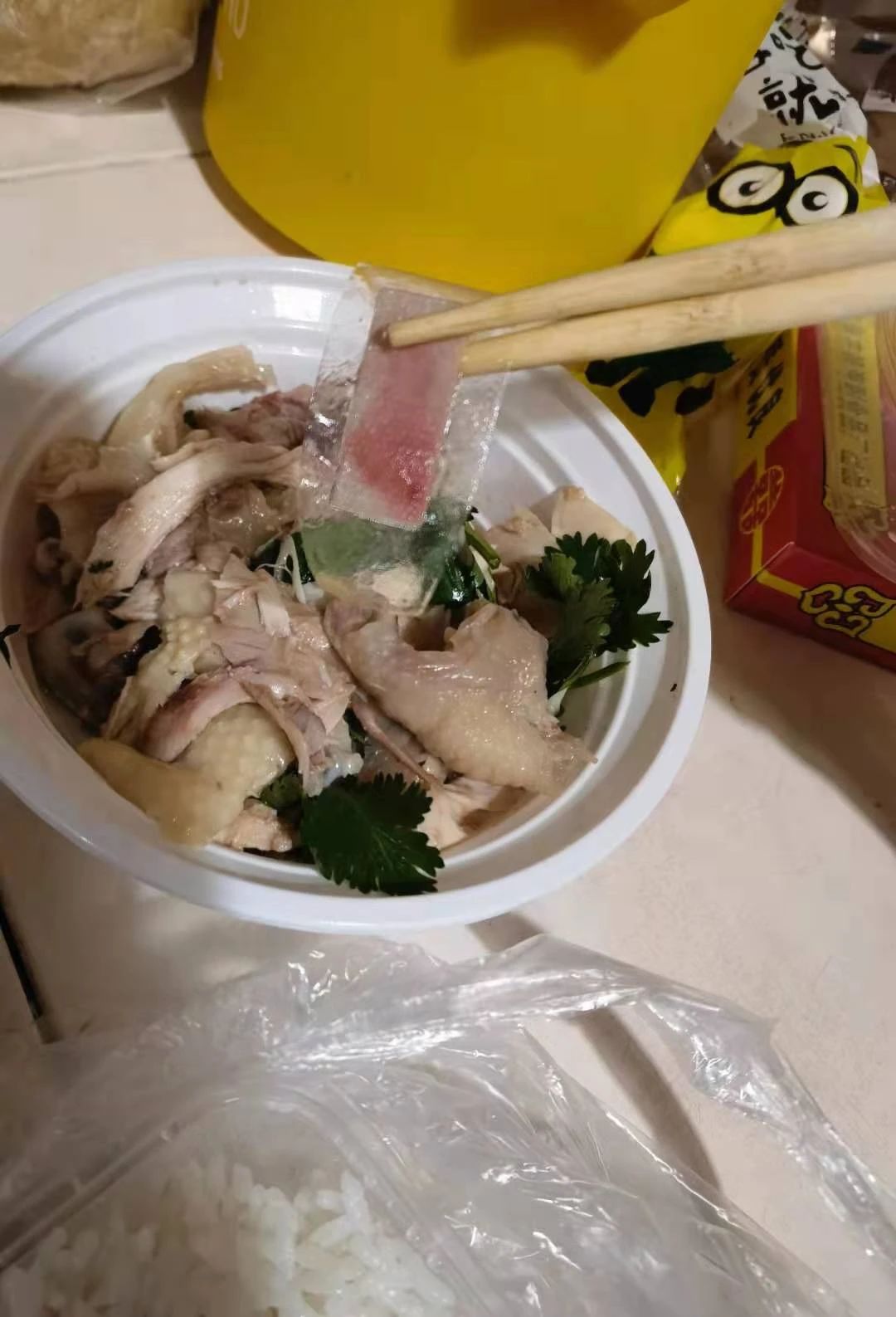 曝老乡鸡吃出创可贴