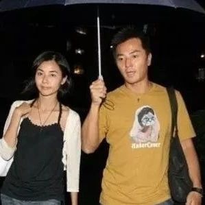 50岁郑伊健和小六岁老婆的近照被曝光, 原来郑伊健每天面对这样的女人