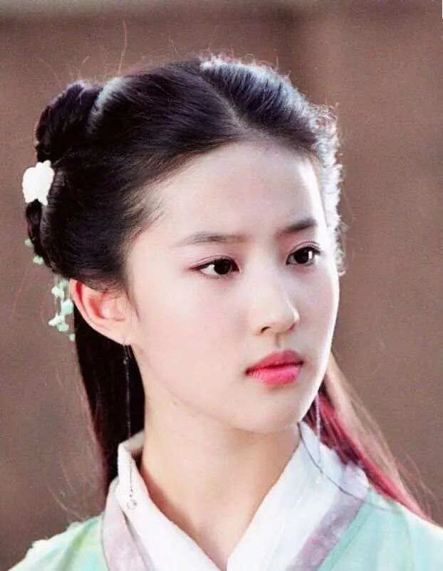 刘亦菲太赞了,穿宝蓝色西装又美又攻,挥剑简直帅翻了