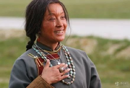 刘晓庆完蛋!脸毁如1张“树皮”,全身像被晒干,皱的吓死网友!
