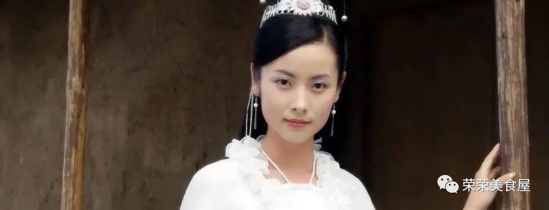 当年,41岁的刘威爱上了18岁的杨若兮,两人同居9年,刘威跑到国外出差后音讯全无,1年后,刘威娶了小13岁的化妆师,还生下儿子