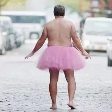 “变态”大叔裸身穿粉色蓬蓬裙18年，背后真相曝光，网友怒赞：这才是真男人！