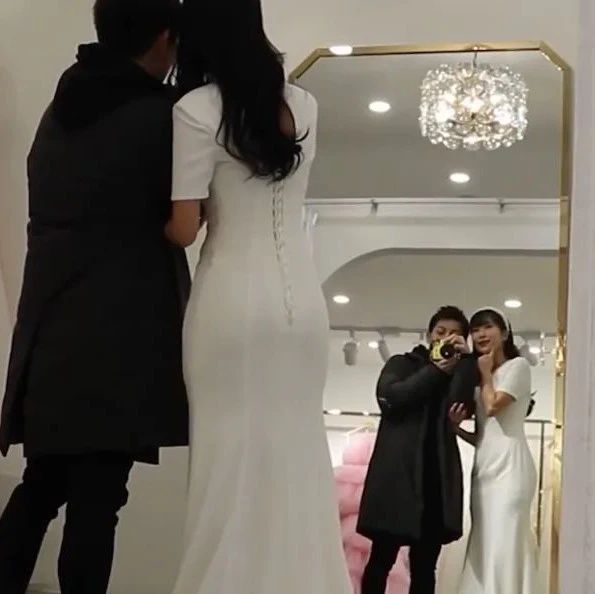 恩爱日韩情侣疑似感情危机后，时隔半年公开试婚纱视频意指好事将近？