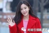 T-ara朴孝敏真敢穿,玫红T恤配红大衣,居然有点美!