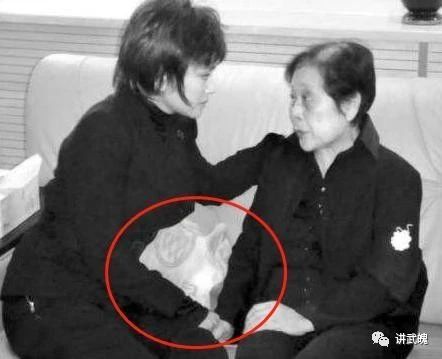 追悼会上,刘晓庆提大袋现金到场:不收我就洒在大厅